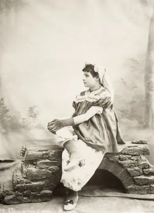Framed Print : Young Jewish woman, Tunisia studio Framed Print : Young Jewish woman, Tunisia studio