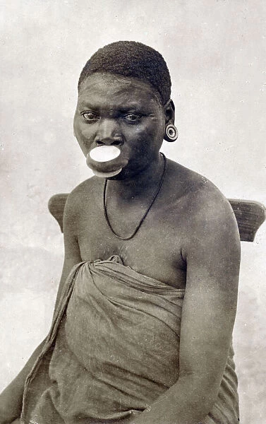 Young woman with a pronounced lip plate - Mozambique