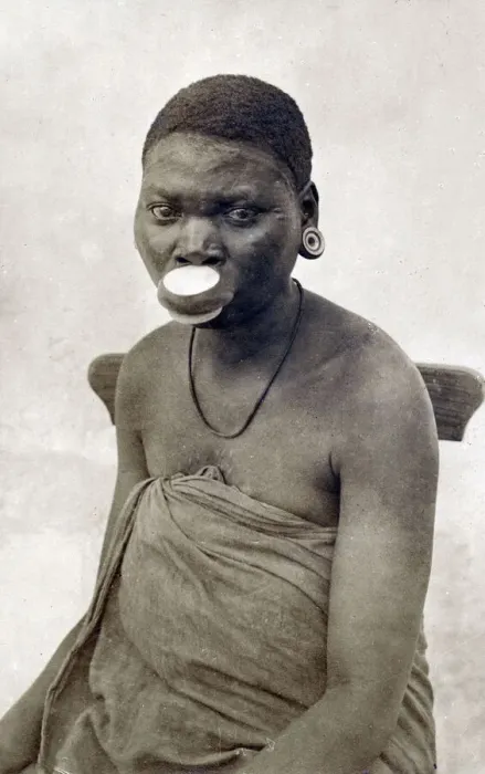 Framed Print : Young woman with a pronounced lip plate - Mozambique Framed Print : Young woman with a pronounced lip plate - Mozambique