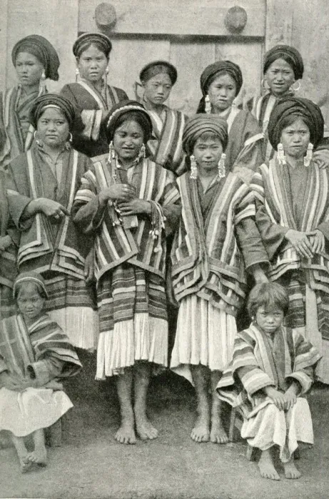 Framed Print : Young women of Yunnan, south west China, East Asia Framed Print : Young women of Yunnan, south west China, East Asia
