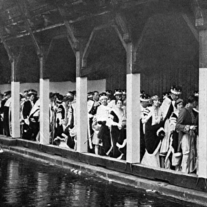 1937 Coronation - Abbey guests stranded in rain after ceremo