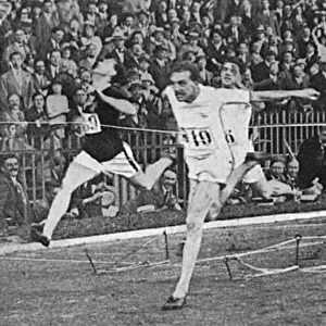 Abrahams wins the 100m final, 1924 Paris Olympics