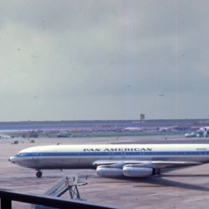 Boeing 707-121 taxying - Pan Am