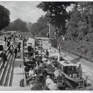 Boulters Lock - on Ascot Sunday, waiting their turn outside Boulters on a summers Boulters Lock - on Ascot Sunday, waiting their turn outside Boulters on a summers