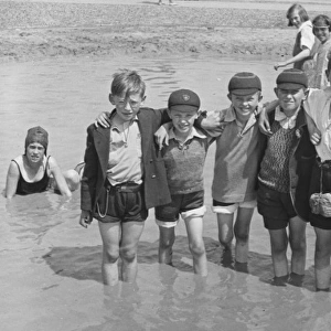 Boys Club, children at Burnham Beaches, 1934