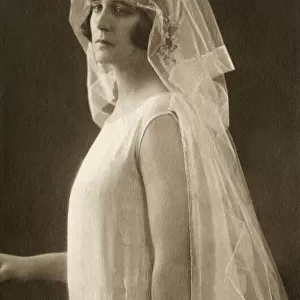 Bride in classic 1920s bridal dress