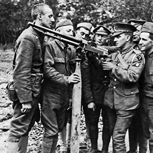 British soldier demonstrates gun to American troops, WW1