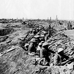 British troops waiting to advance, Western Front, WW1