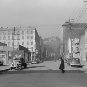 Business section, Dubuque, Iowa. The rich live in houses on