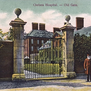 Chelsea Pensioners outside the Hospital - The Old Gate