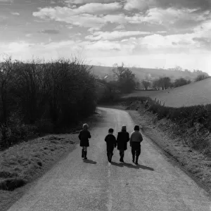 CHILDREN / COUNTRY ROAD