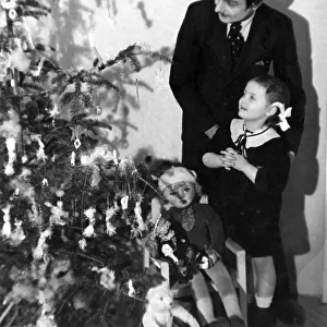 CHRISTMAS TREE & GIRL CHRISTMAS TREE & GIRL
