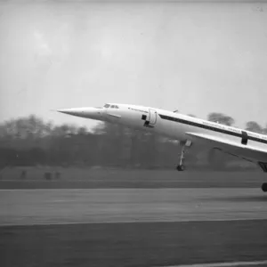 Concorde 01 G-AXDN makes its first take-off from Filton