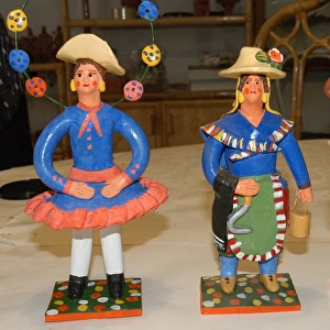 Crafts. Bonecos of Estremoz. Ceramic figures representing di