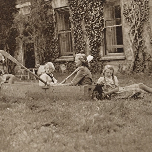 Daphne du Maurier and children at Menabilly, 1944