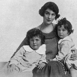 Freda Dudley Ward and daughters