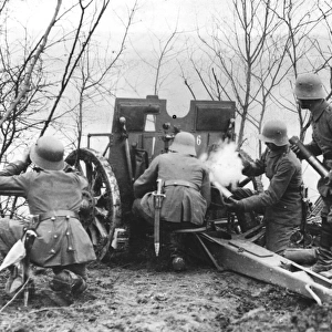 German gunners with field gun, Champagne, France, WW1