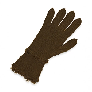 Glove knitted from the beard threads of the pen shell (Pin