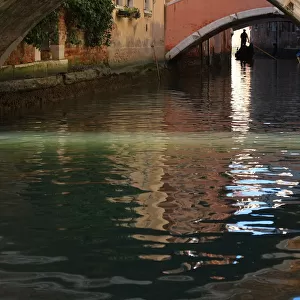 Gondolier heads beneath the Ponte Pasqualigo