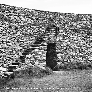Grianan of Aileach, Interior, Entrance Passage and Steps