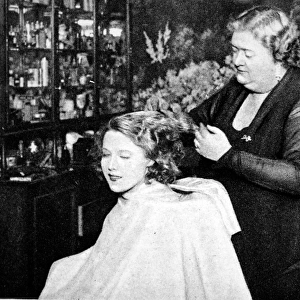 Hollywood hair dressing salon, Miss Annie Ondra having her h