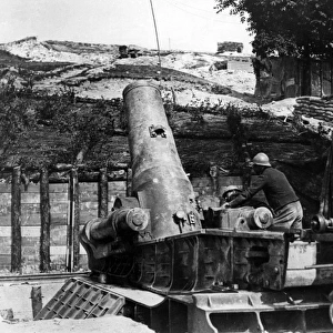 Howitzer about to fire, Ravin de Proyart, Somme, WW1
