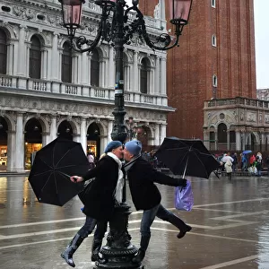 Kissing in the rain - St Marks, Venice