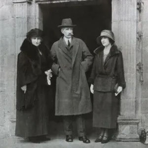 Lady Elizabeth Bowes-Lyon with her parents at Glamis Castle, Print Lady Elizabeth Bowes-Lyon with her parents at Glamis Castle, Print