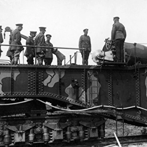 Large British gun inspected by George V and officers, WW1