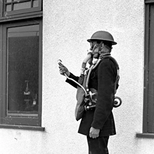 London (NFS) firefighter in breathing apparatus, WW2