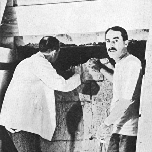 Lord Carnarvon and Howard Carter in Tutankamens Tomb, Egypt