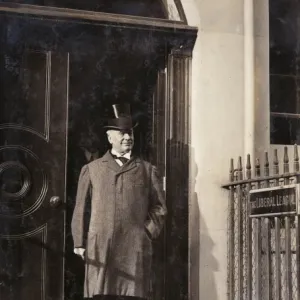 Lord Rosebery leaving the Liberal League building