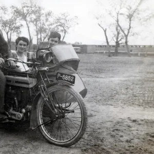 Man & family on 1915 Triumph motorcycle