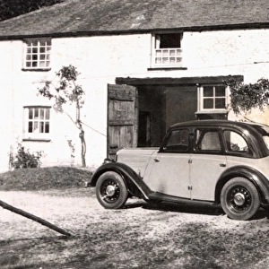Morris 10 / 4 outside a country cottage