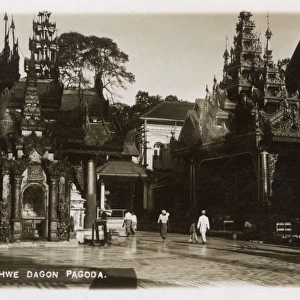 Myanmar - Yangon - Shwedagon Pagoda - Inner courtyard
