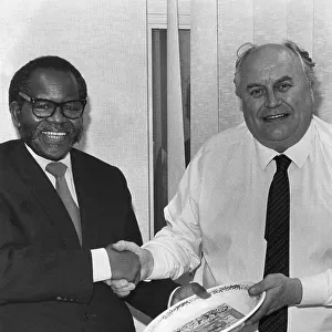 Oliver Tambo and Norman Willis shaking hands