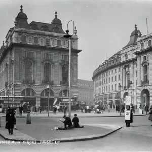 Piccadilly Circus in the 1930s