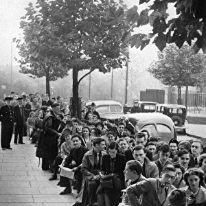 Public queuing to see Faust, 1939