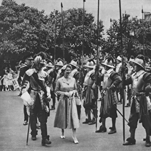 The Queen inspects pikemen and musketeers