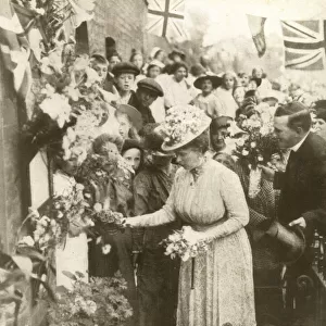 Queen Mary laying flowers at Hackney, WW1