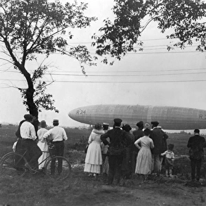 R34 airship and onlookers