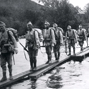 Romanian soldiers retreating, WW1