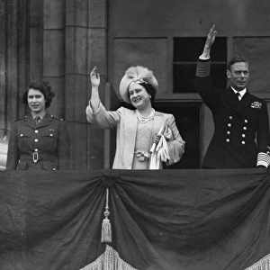 Royal Family on the balcony of Buckingham Palace, 1945