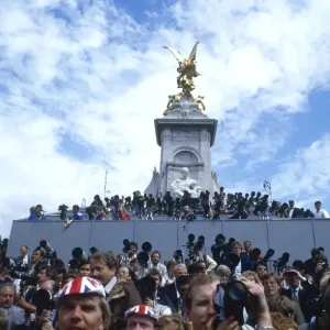 Royal Wedding 1986 - crowds outside Buckingham Palace Royal Wedding 1986 - crowds outside Buckingham Palace
