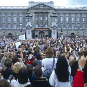 Royal Wedding 1986 Print: Crowds outside Buckingham Palace Royal Wedding 1986 Print: Crowds outside Buckingham Palace