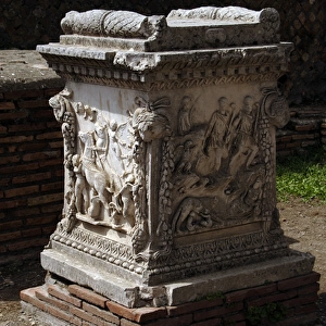 Sacellum. Altar. Ostia Antica