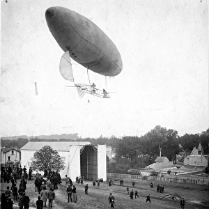Santos-Dumont airship No6 leaving the Aero Club of Saint?
