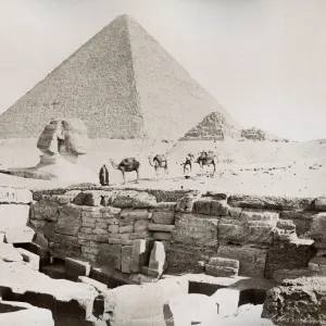 Sphinx and great pyramid, Cairo Egypt