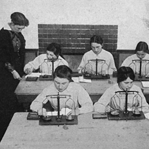 Students at a school for women chemists, WW1