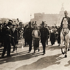 Suffragette Arrested near Buckingham Palace 1914